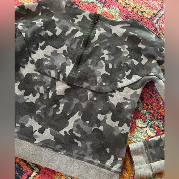 🔥Nike | Women’s grey camouflage color block back zip crewneck top, thumb hole XS - Picture 9 of 16